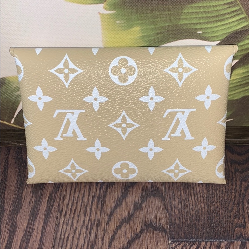 *SOLD* Louis Vuitton Medium Kirigami - Picture 2 of 8